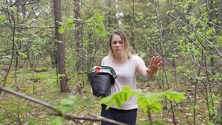 Outdoor gumshoe sucking and screwing in the forest with Leonie